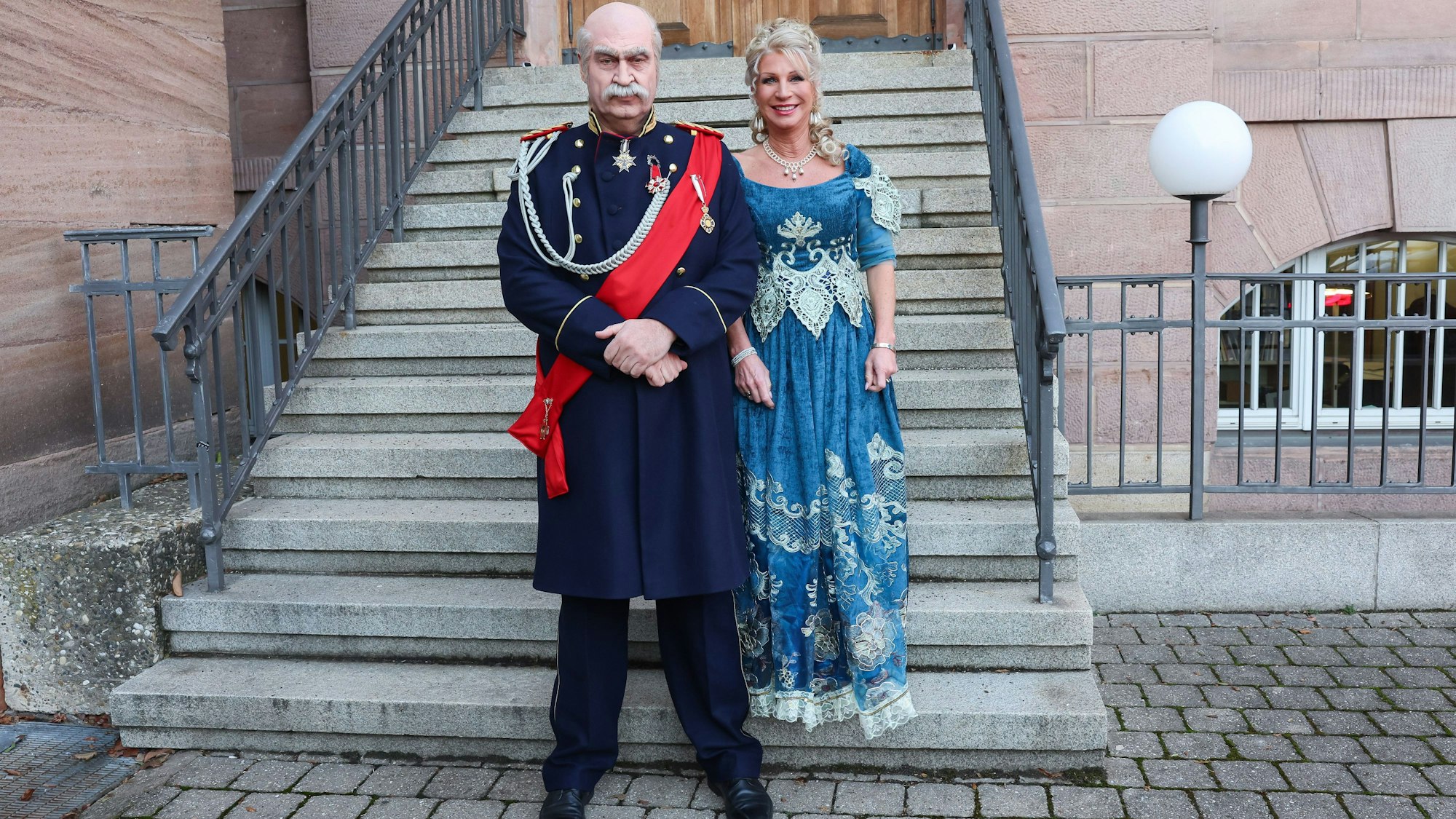 Bayerns Ministerpräsident Markus Söder (CSU, l) und Karin Baumüller-Söder gehen als Reichskanzler Otto von Bismarck und eine Dame aus der Zeit Bismarcks zum Franken-Fasching.