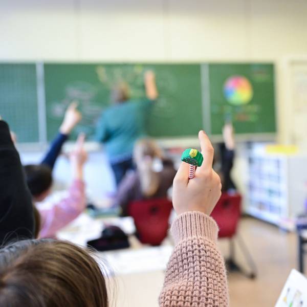 Schülerinnen und Schüler in einer Klasse