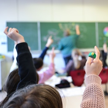 Schülerinnen und Schüler in einer Klasse