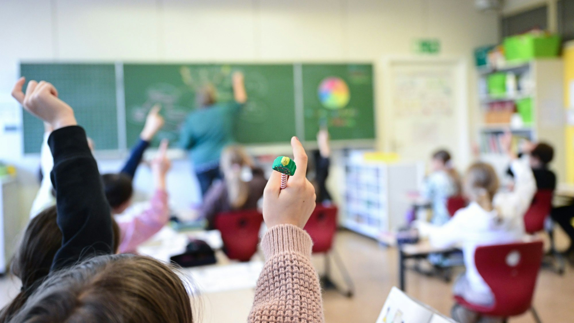 Schülerinnen und Schüler in einer Klasse