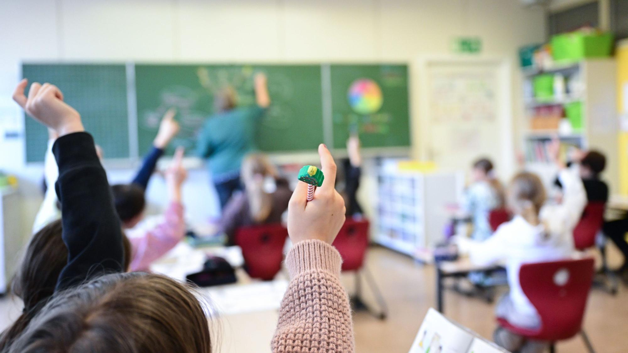 Schüler melden sich in einer vierten Klasse in einer Grundschule in Stuttgart.