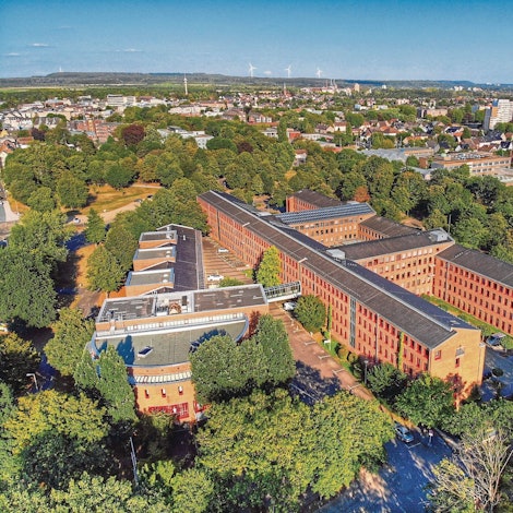 Ein großes Verwaltungsgebäude aus der Luft.