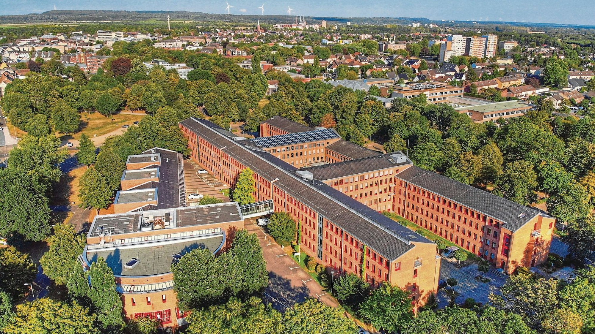 Ein großes Verwaltungsgebäude aus der Luft.