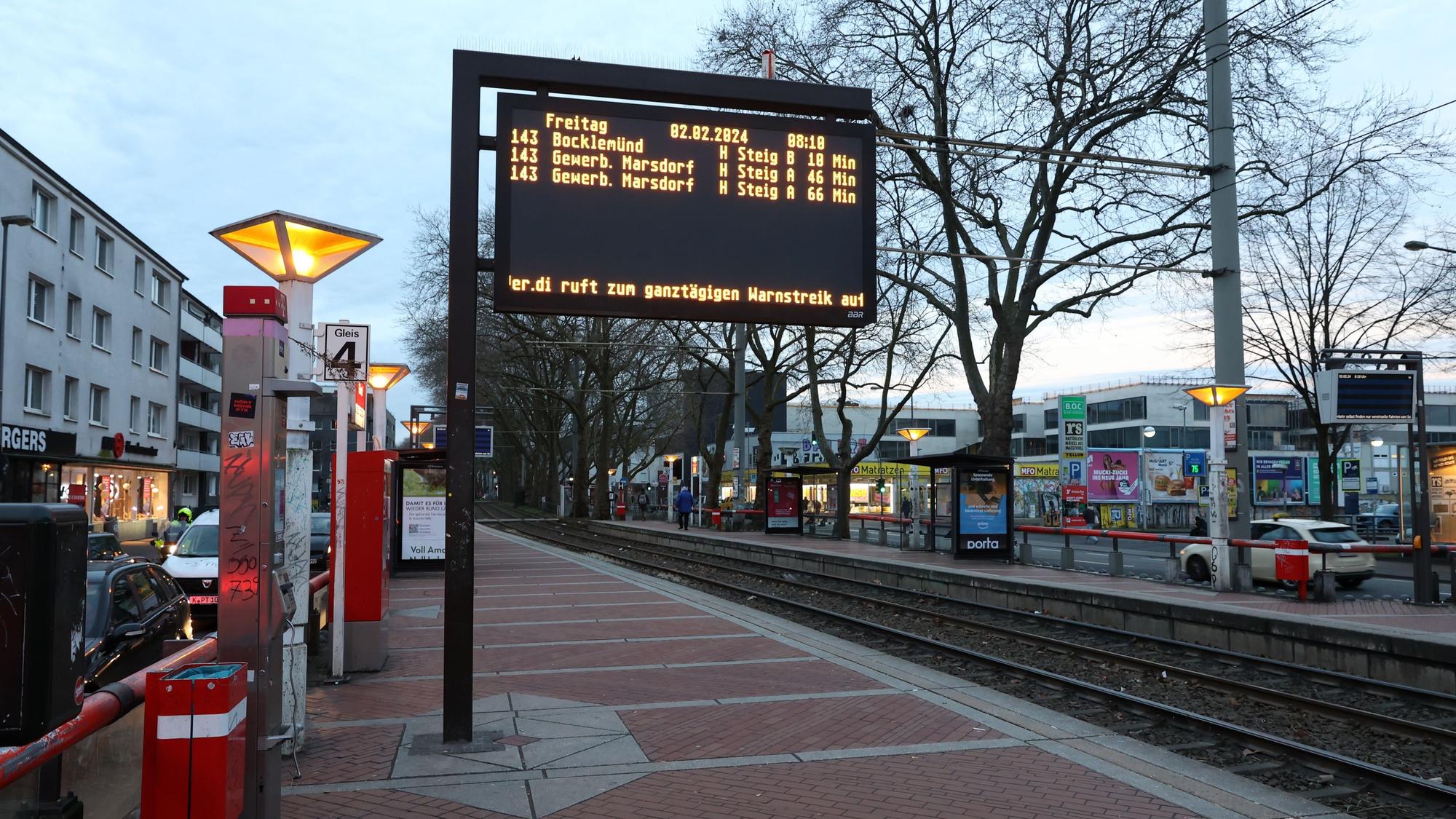 Zu sehen ist ein leerer Bahnsteig der Stadtbahn in Köln.