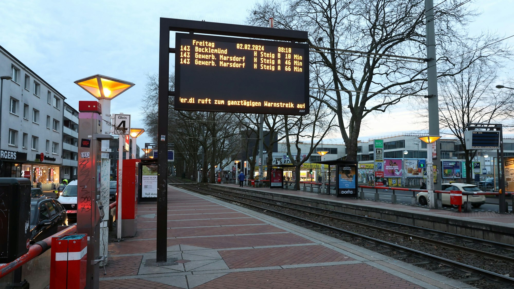 Zu sehen ist ein leerer Bahnsteig der Stadtbahn in Köln.