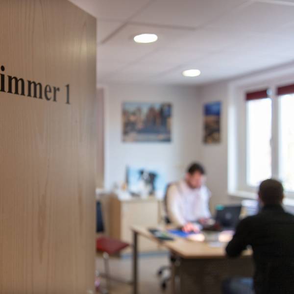 Blick in ein Sprechzimmer einer Hausarztpraxis.