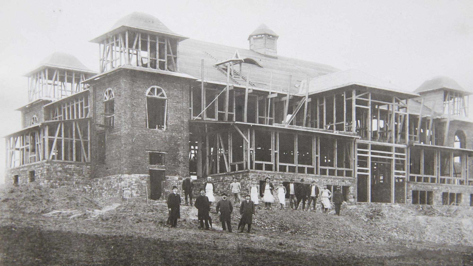 Historisches Foto: Die Schützenburg auf dem Gummersbacher Steinberg im Bau.