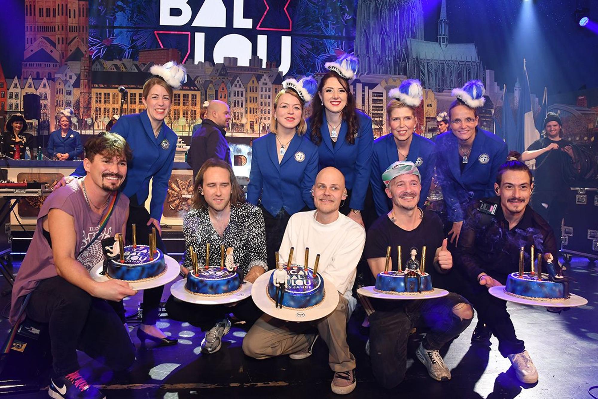 Die Blauen Funken schenkten Cat Ballou zum Bandjubiläum Torten.