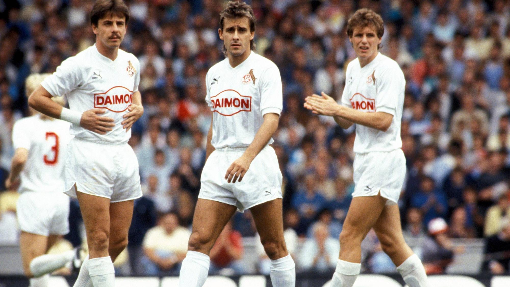 Pierre Littbarski (Mitte) mit Dieter Prestin (li.) und Flemming Povlsen