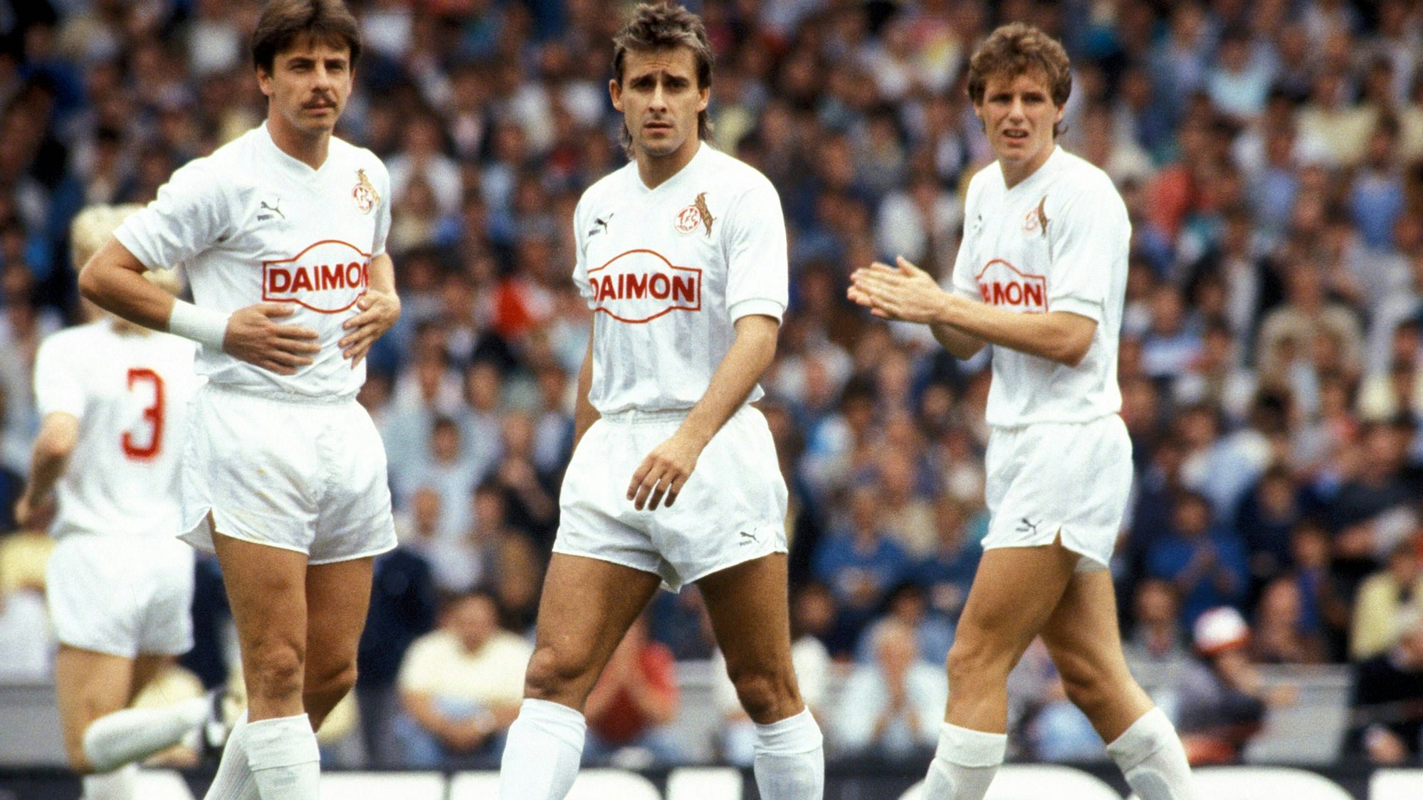 Pierre Littbarski (Mitte) mit Dieter Prestin (li.) und Flemming Povlsen