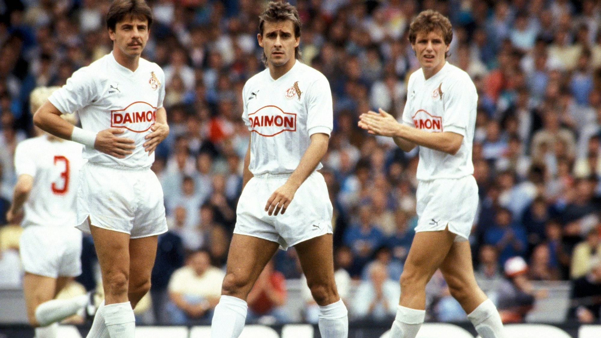 Pierre Littbarski (Mitte) mit Dieter Prestin (li.) und Flemming Povlsen