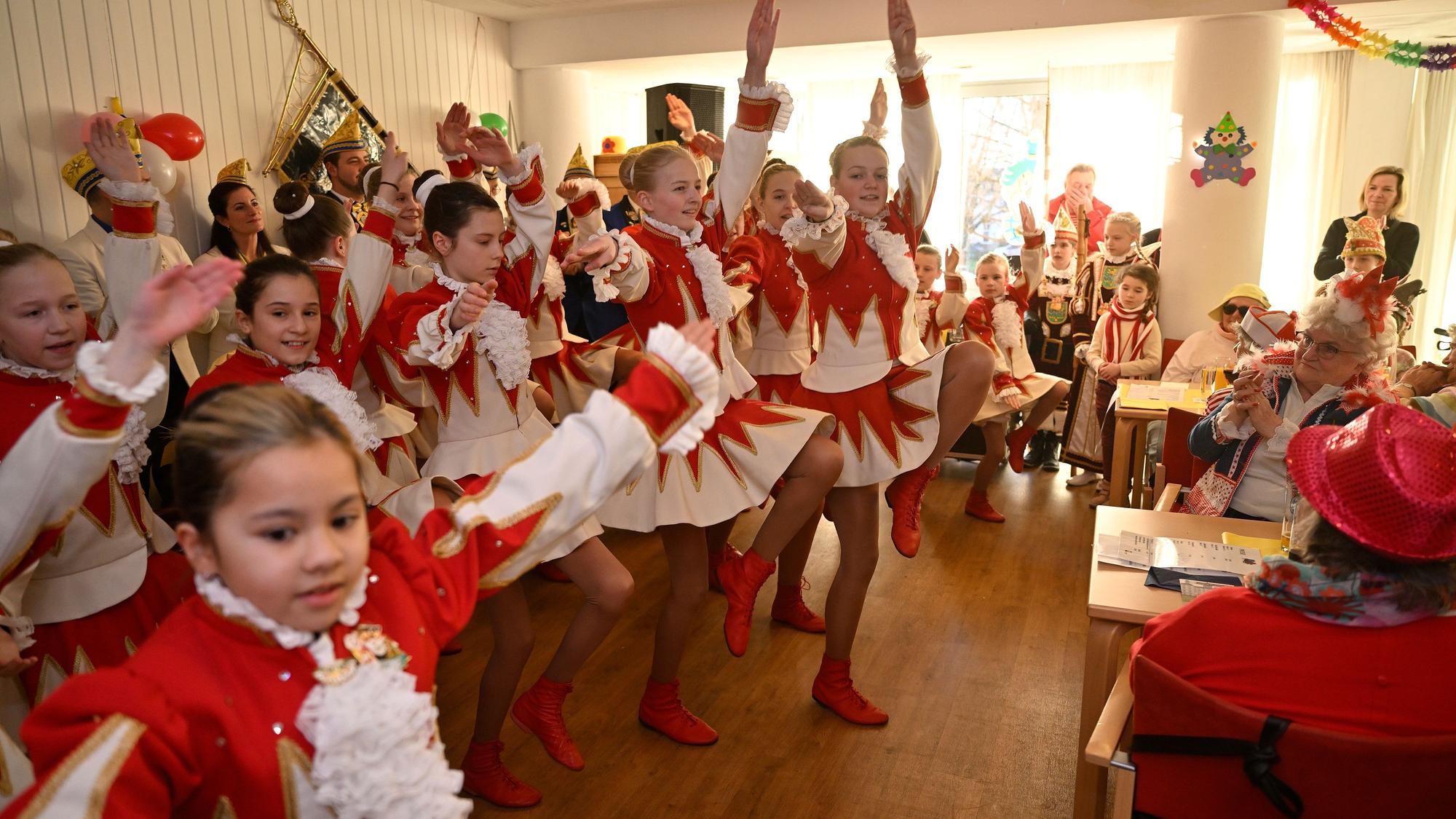 Das Foto zeigt den Seniorenkarneval im Annahaus