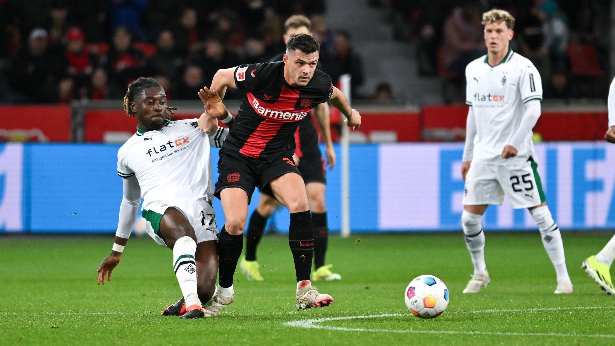 Manu Kone von Borussia Mönchengladbach im Duell mit Leverkusens Granit Xhaka.