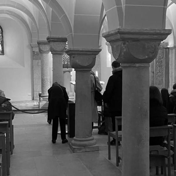 Trauernde nehmen Abschied von Stadtdechant Wolfgang Picken im Bonner Münster.