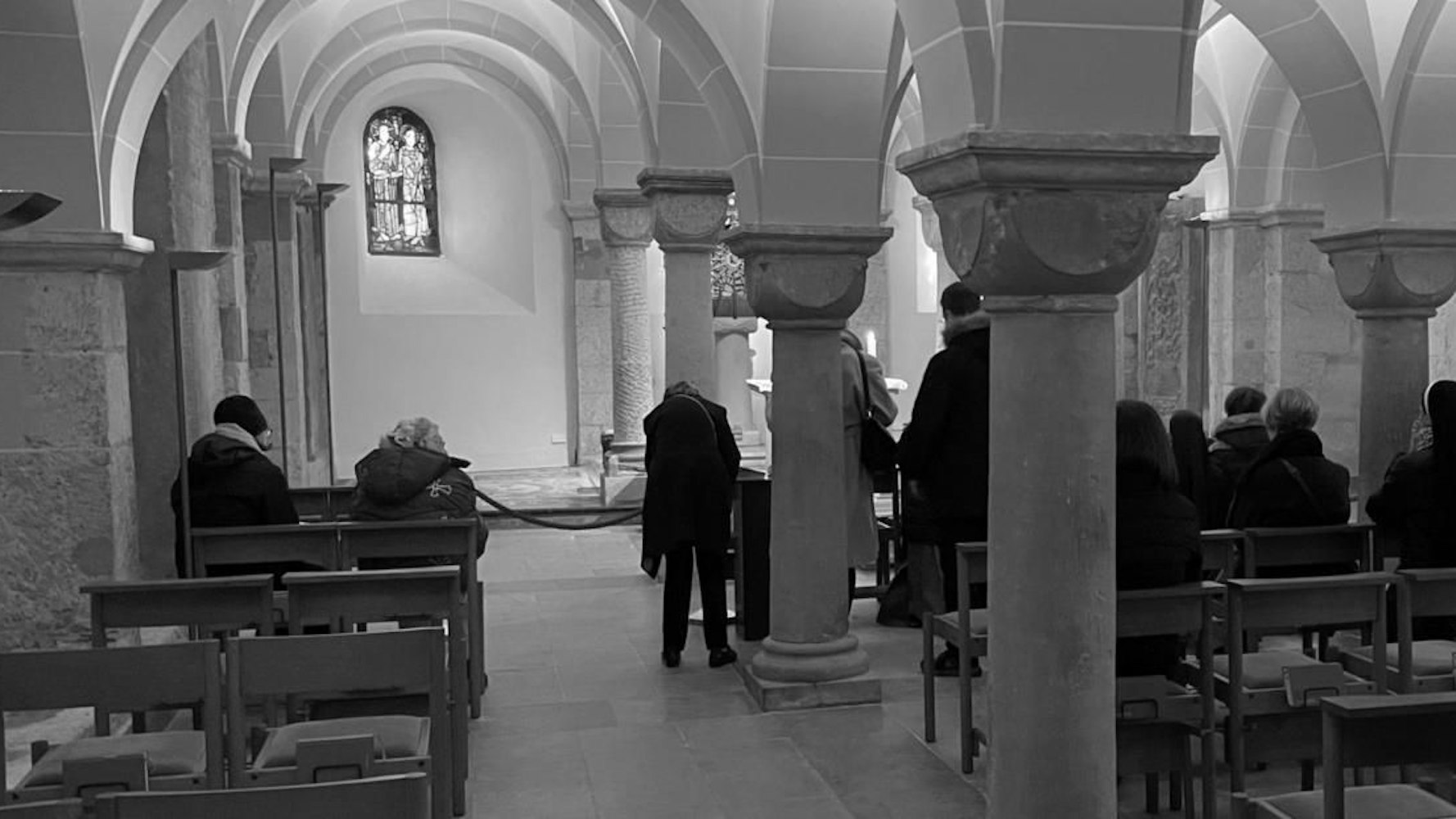 Trauernde nehmen Abschied von Stadtdechant Wolfgang Picken im Bonner Münster.