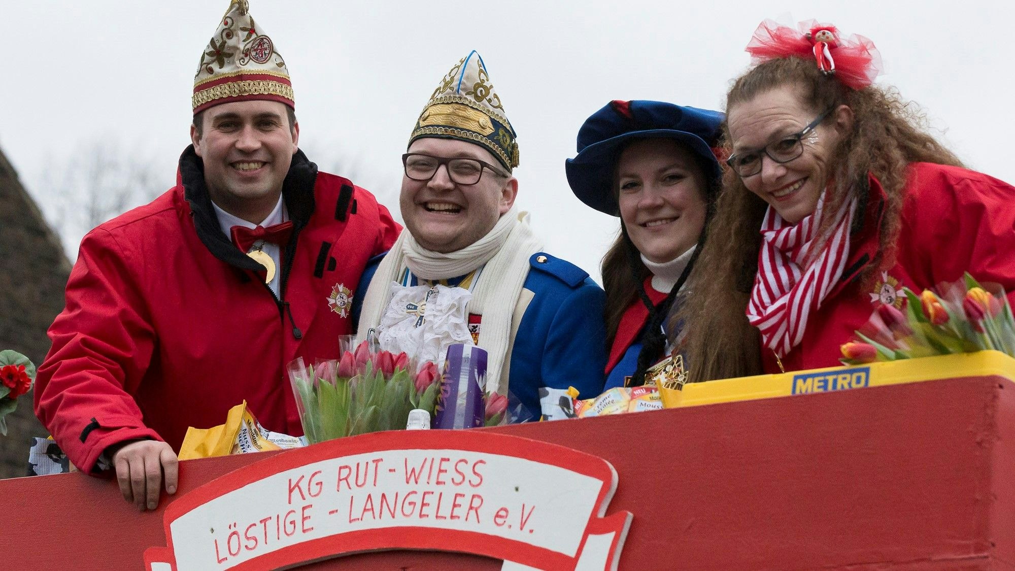 Kostümierte Jecke beim Veedelszug in Köln Porz-Langel.