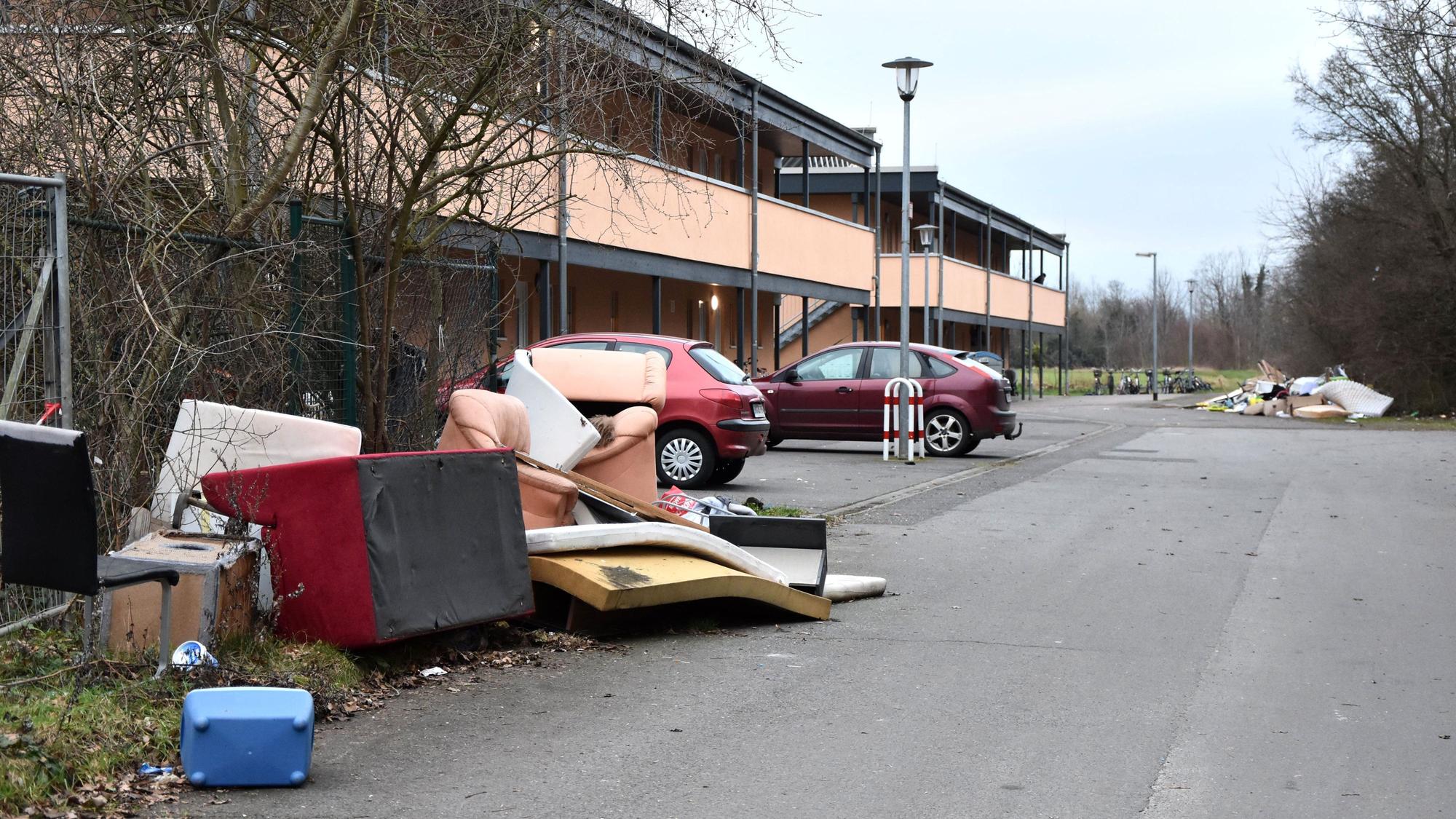 Sofas, Matratzen und vieles mehr: Seit Monaten sammelt sich vor der Notunterkunft an der Nußbaumallee der Sperrmüll an.