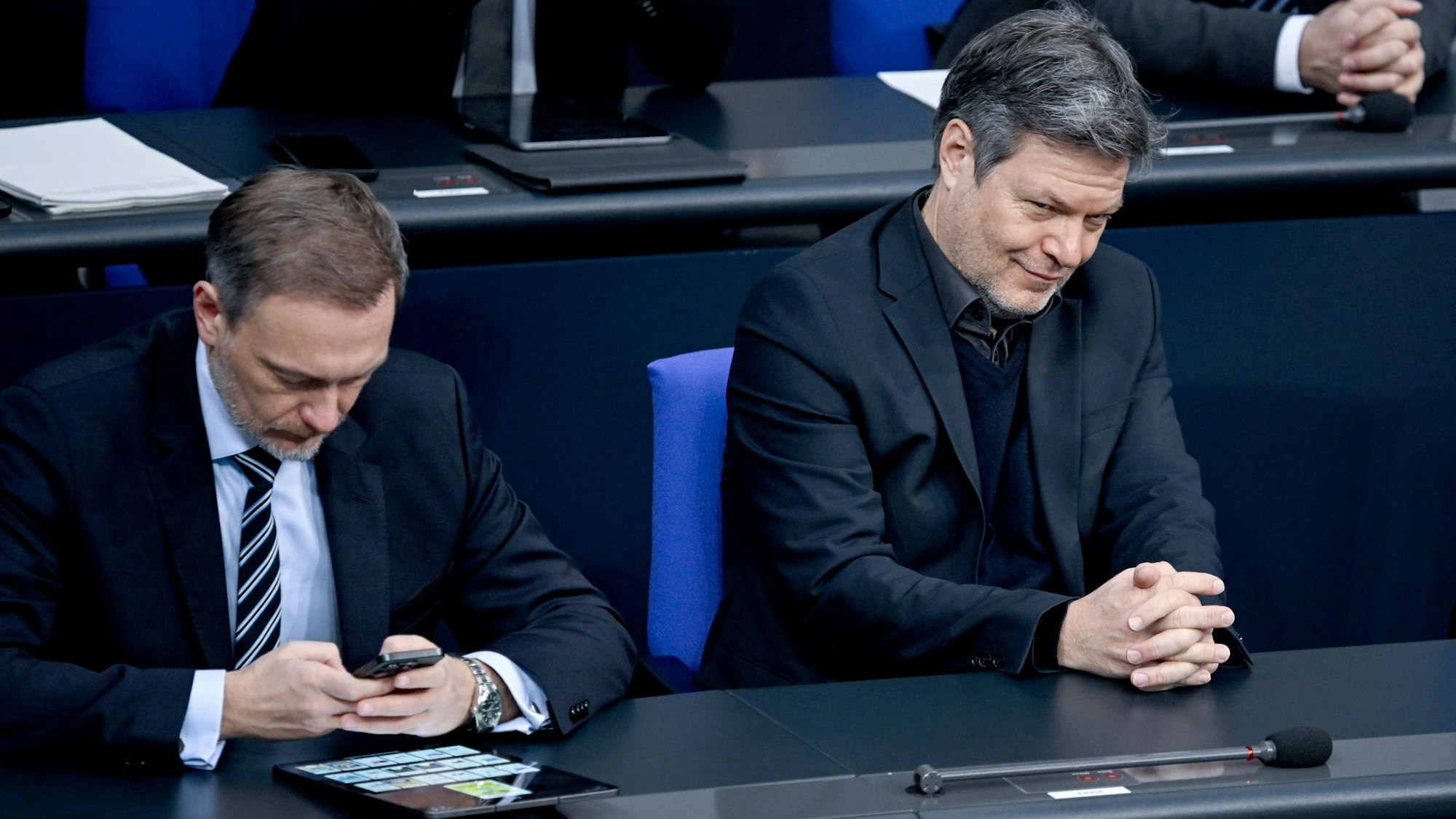 02.02.2024, Berlin: Christian Lindner (FDP), Bundesfinanzminister, und Robert Habeck (Bündnis 90/Die Grünen), Vizekanzler und Bundesminister fu·r Wirtschaft und Klimaschutz, sitzen auf der Regierungsbank im Bundestag. Der Bundestag stimmt am Freitag abschließend über den Bundeshaushalt 2024 ab. Foto: Britta Pedersen/dpa +++ dpa-Bildfunk +++