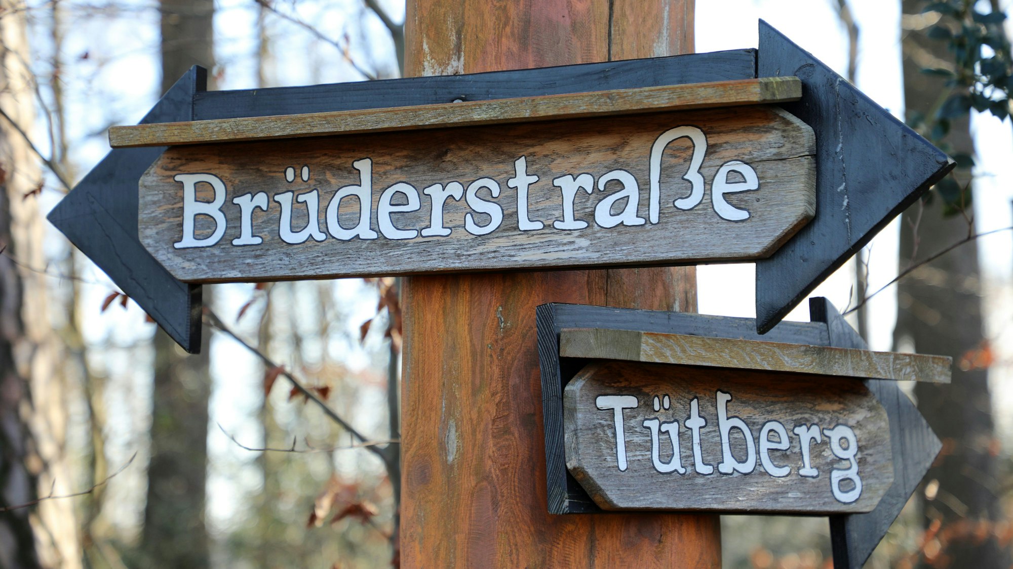 Zwei Schilder weisen die Brüderstraße sowie den Weg zum Tütberg aus