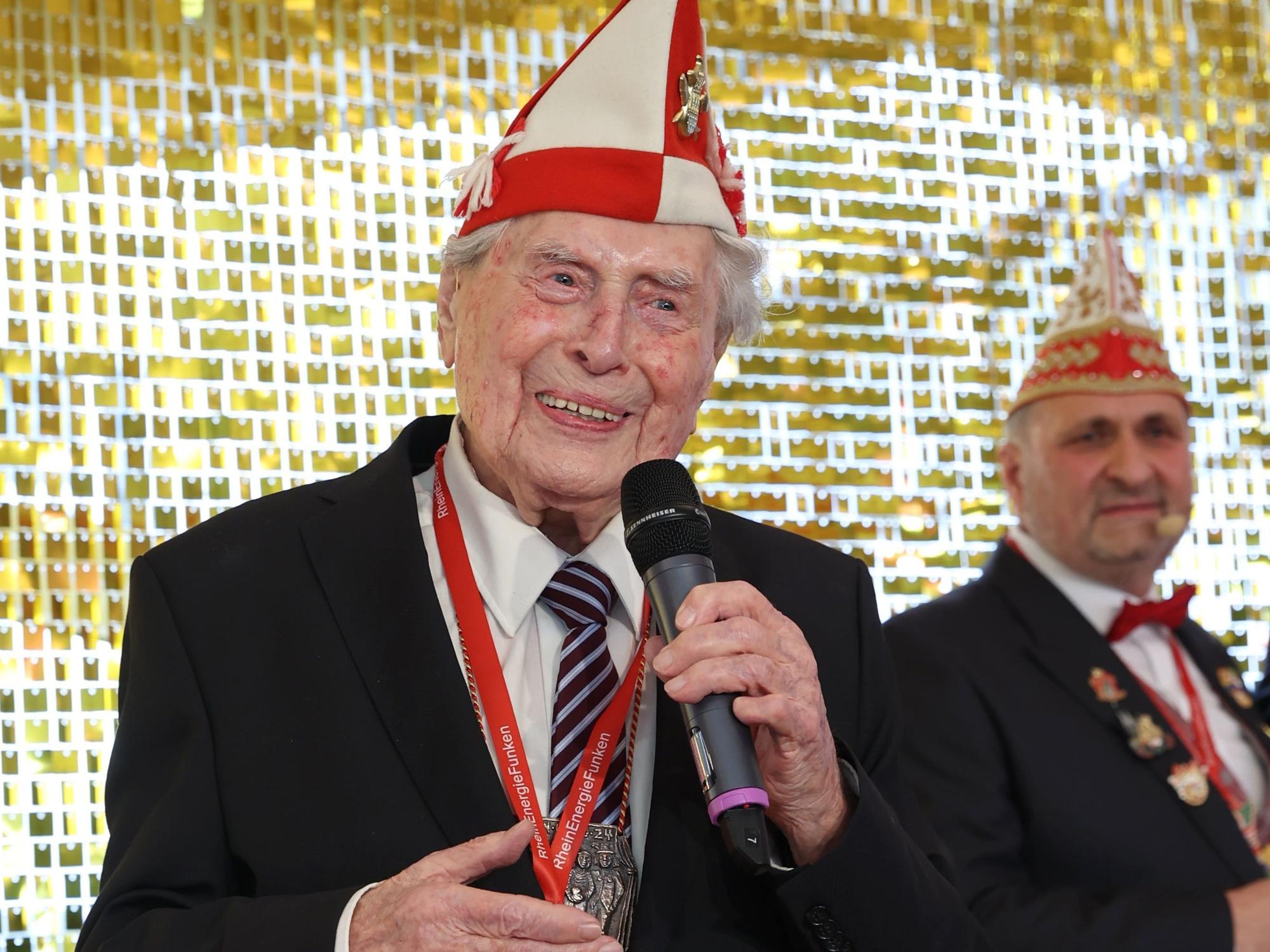 Ludwig Sebus singt ein Krätzchen.