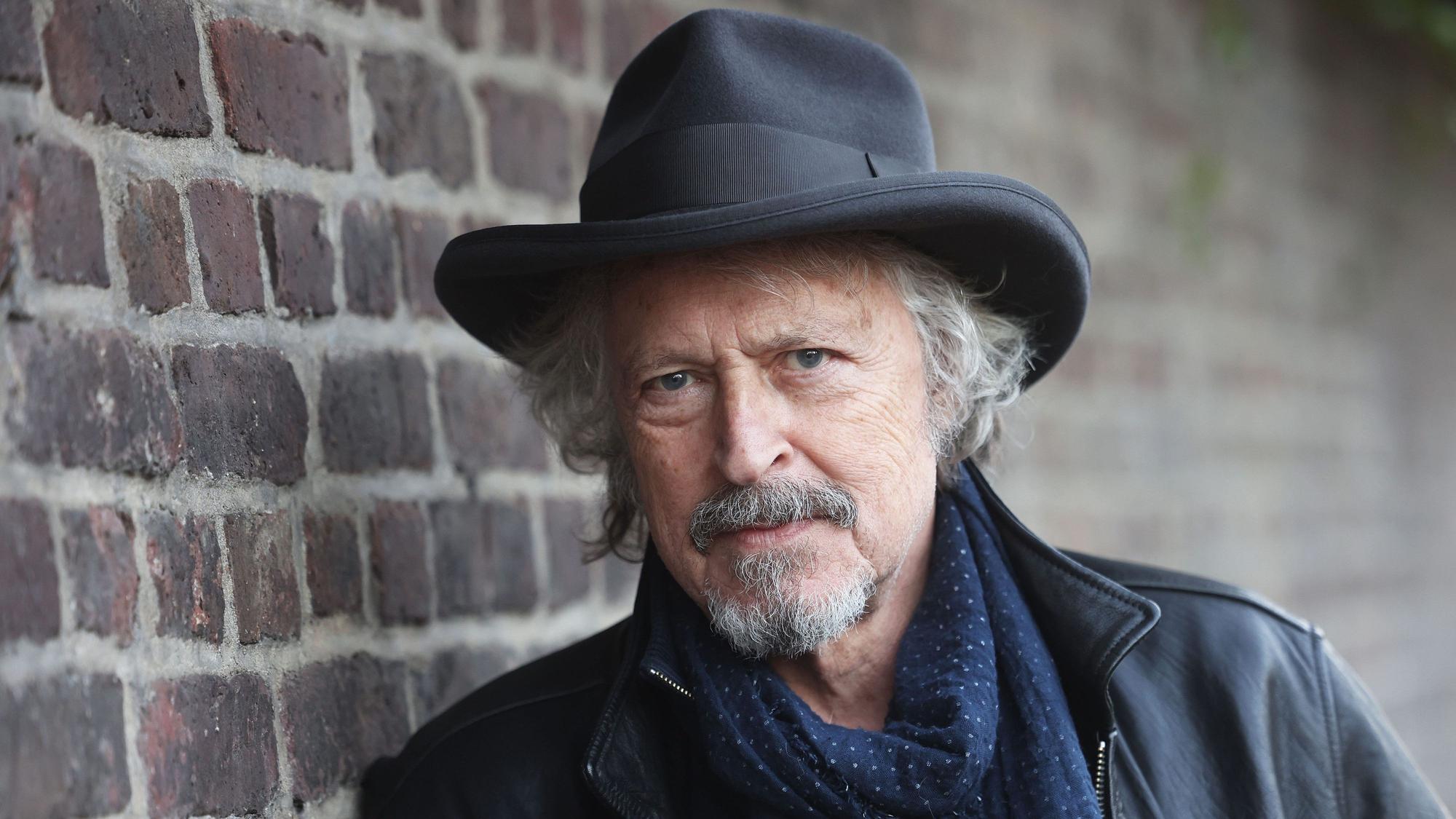 Wolfgang Niedecken, Musiker und Sänger, steht am Straßenrand. Niedecken veröffentlicht ein Soloalbum zu Bob Dylan.