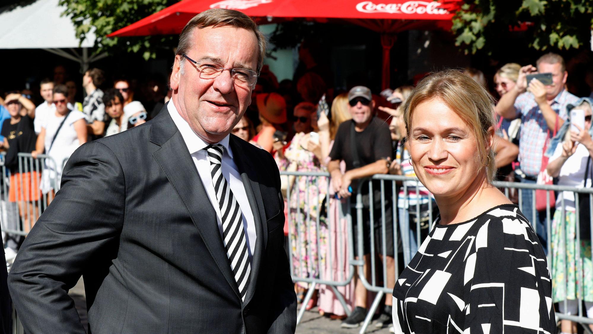 Boris Pistorius mit Julia Schwanholz beim Besuch des Rathauses zum Eintrag ins Goldene Buch der Stadt, anlässlich der Eröffnung der Invictus Games Düsseldorf 2023.