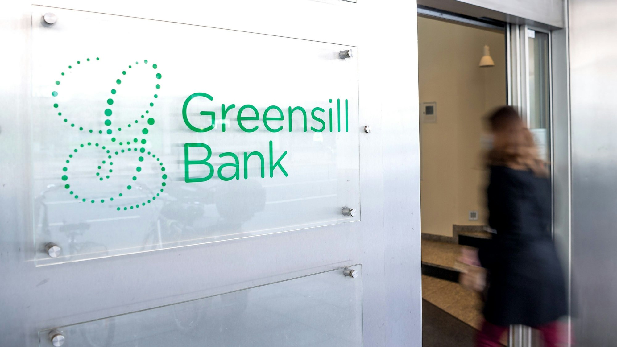Ein Schild mit dem Firmennamen der Greensill-Bank hängt am Eingang der Bremer Privatbank.