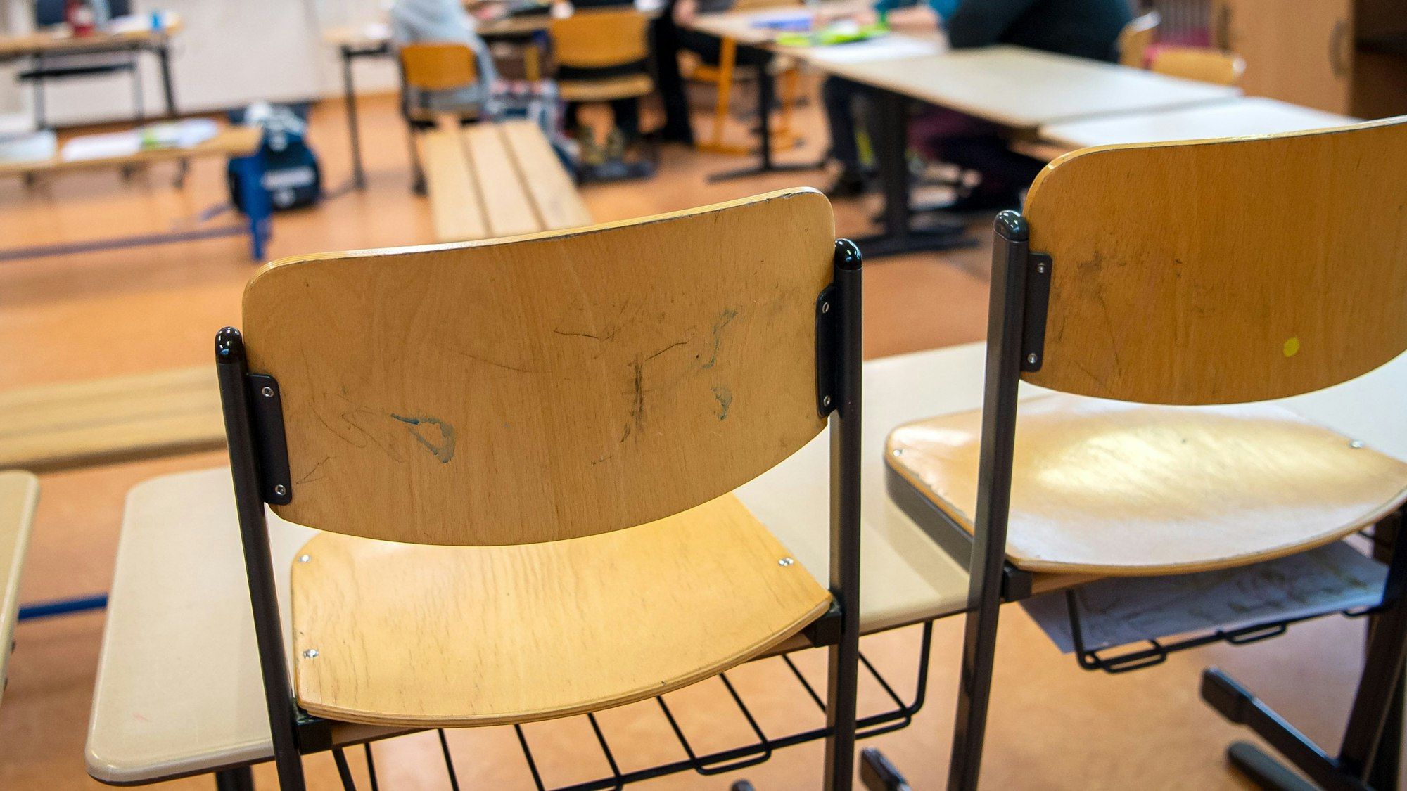 Hochgestellte Stühle im Klassenraum einer Grundschule.