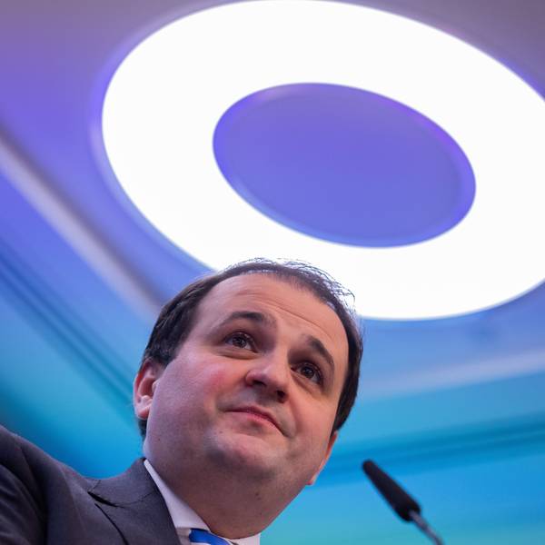 Nathanael Liminski (CDU) steht am Rednerpult. Über ihm leuchtet eine Lampe und wirkt auf den ersten Blick fast wie ein Heiligenschein.