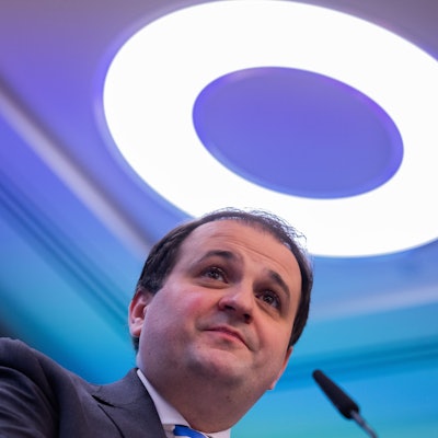 Nathanael Liminski (CDU) steht am Rednerpult. Über ihm leuchtet eine Lampe und wirkt auf den ersten Blick fast wie ein Heiligenschein.