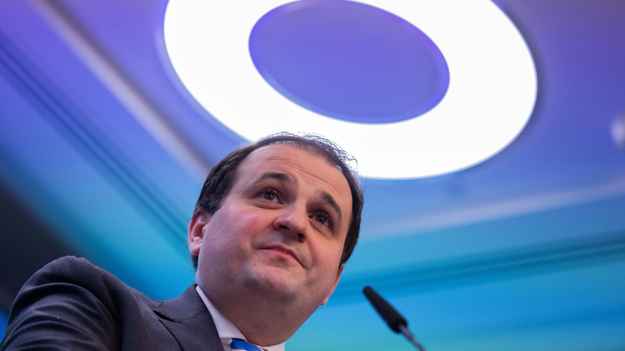 Nathanael Liminski (CDU) steht am Rednerpult. Über ihm leuchtet eine Lampe und wirkt auf den ersten Blick fast wie ein Heiligenschein.