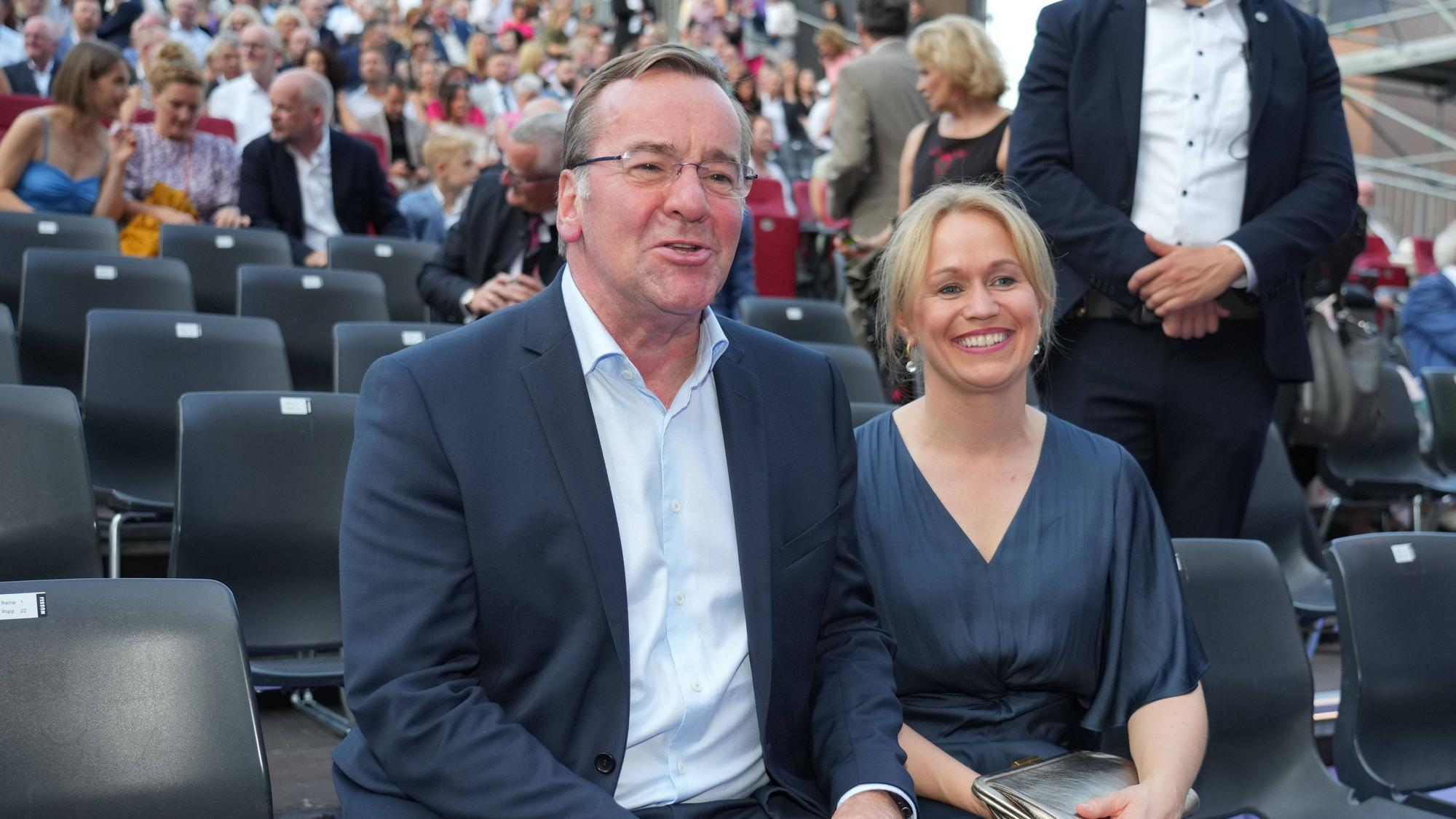Boris Pistorius und Julia Schwanholz bei der Premiere der Nibelungen Festspiele im Juli 2023.