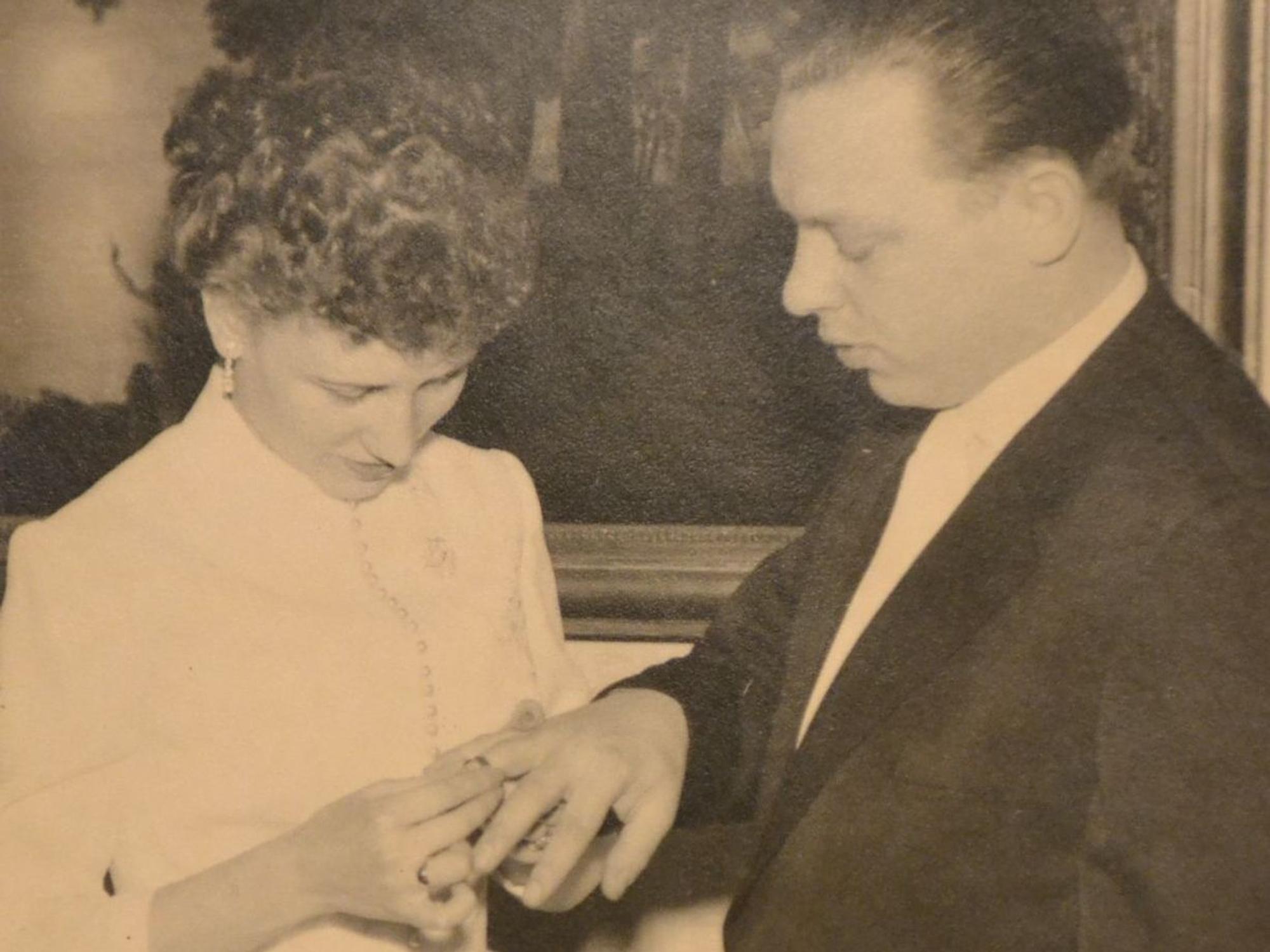 Das Bild ist 65 Jahre alt. Es zeigt die Eheleute Hildegard und Horst Ziethen bei ihrer Hochzeit.