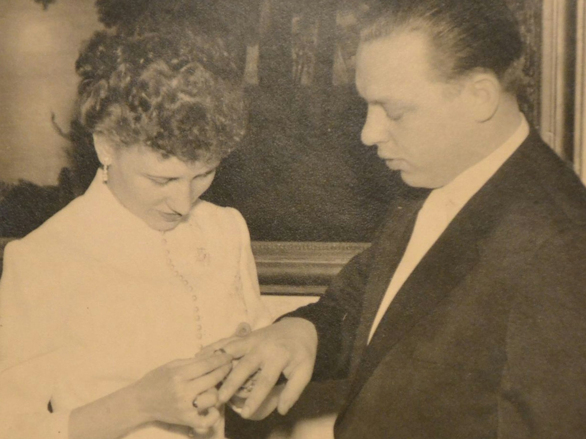 Das Bild ist 65 Jahre alt. Es zeigt die Eheleute Hildegard und Horst Ziethen bei ihrer Hochzeit.