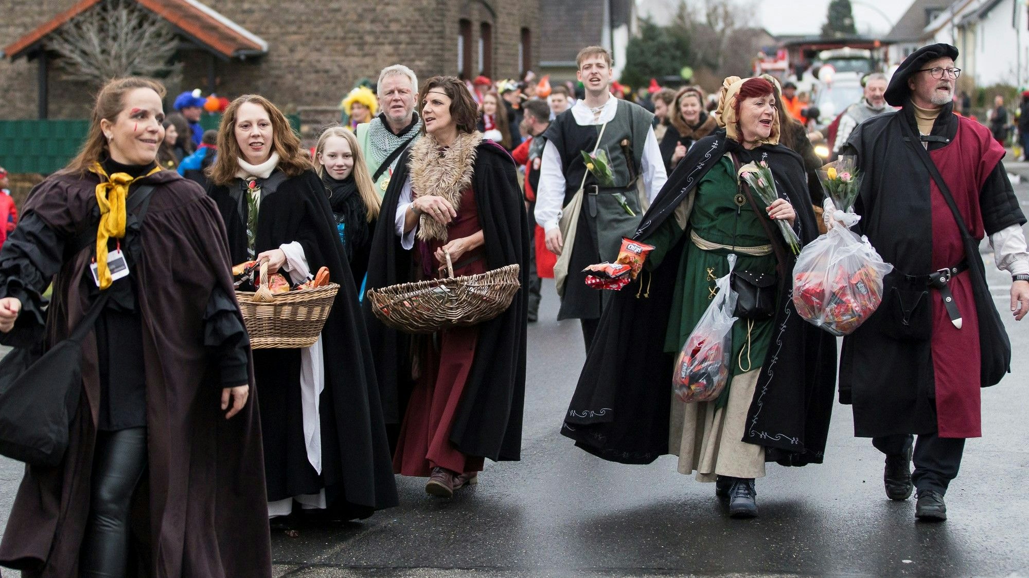 Kostümierte Jecke beim Veedelszug in Köln Porz-Langel.