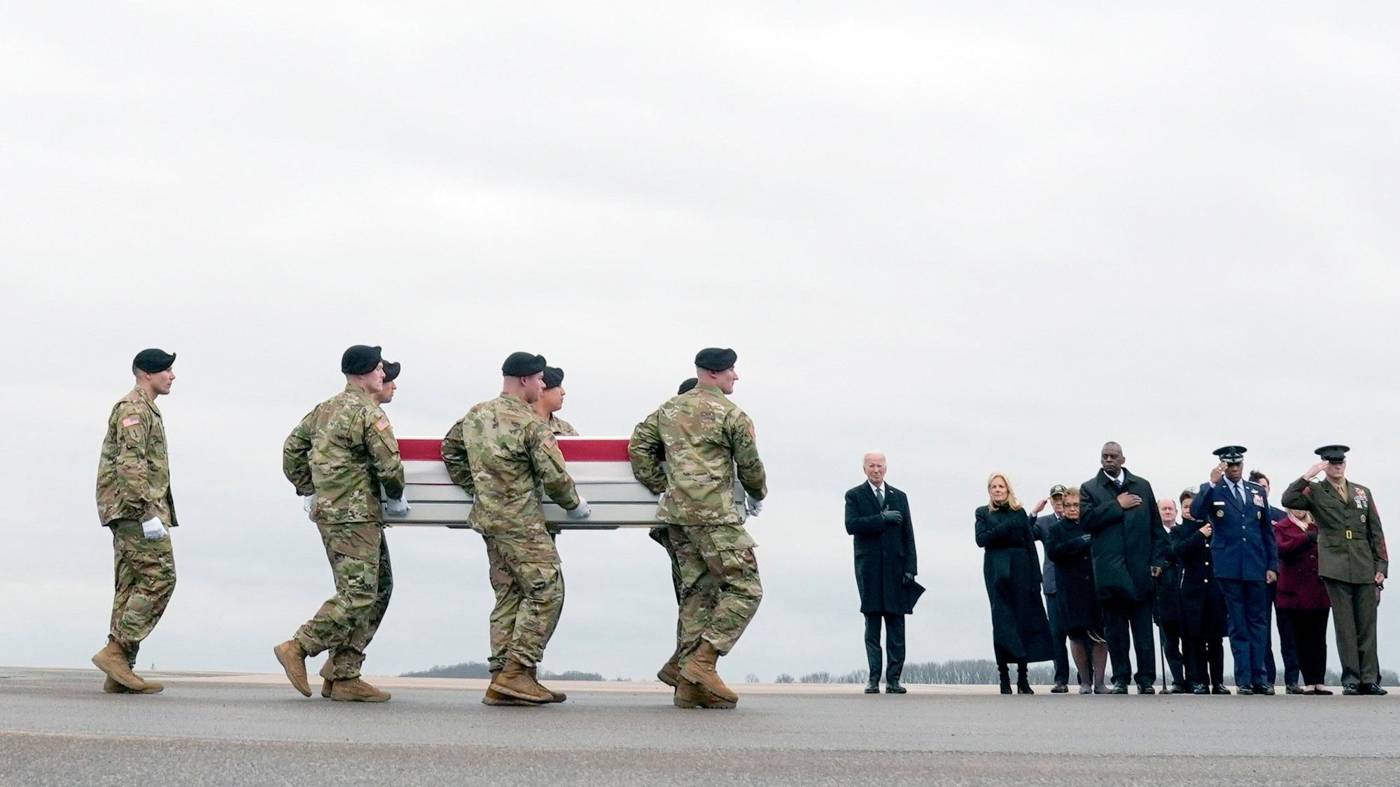Joe Biden (M), Präsident der USA, und die First Lady Jill Biden (M.r.) sehen zu, wie ein Armeeteam den Transportkoffer mit den sterblichen Überresten von U.S. Army Sgt. William Jerome Rivers, 46, aus Carrollton, Georgia, auf der Dover Air Force Base tragen.