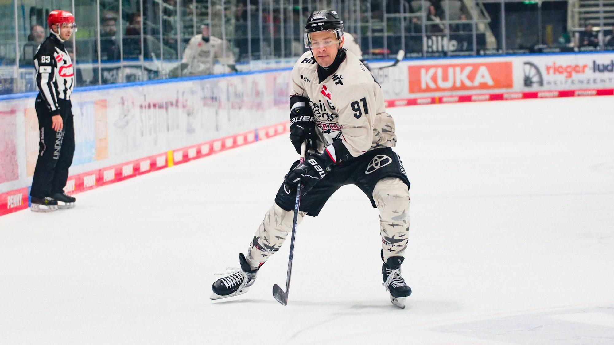 Moritz Müller von den Kölner Haien ist am Puck.