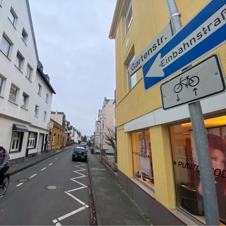 Zu sehen ist die Gartenstraße, auf der ein Radfahrer fährt.