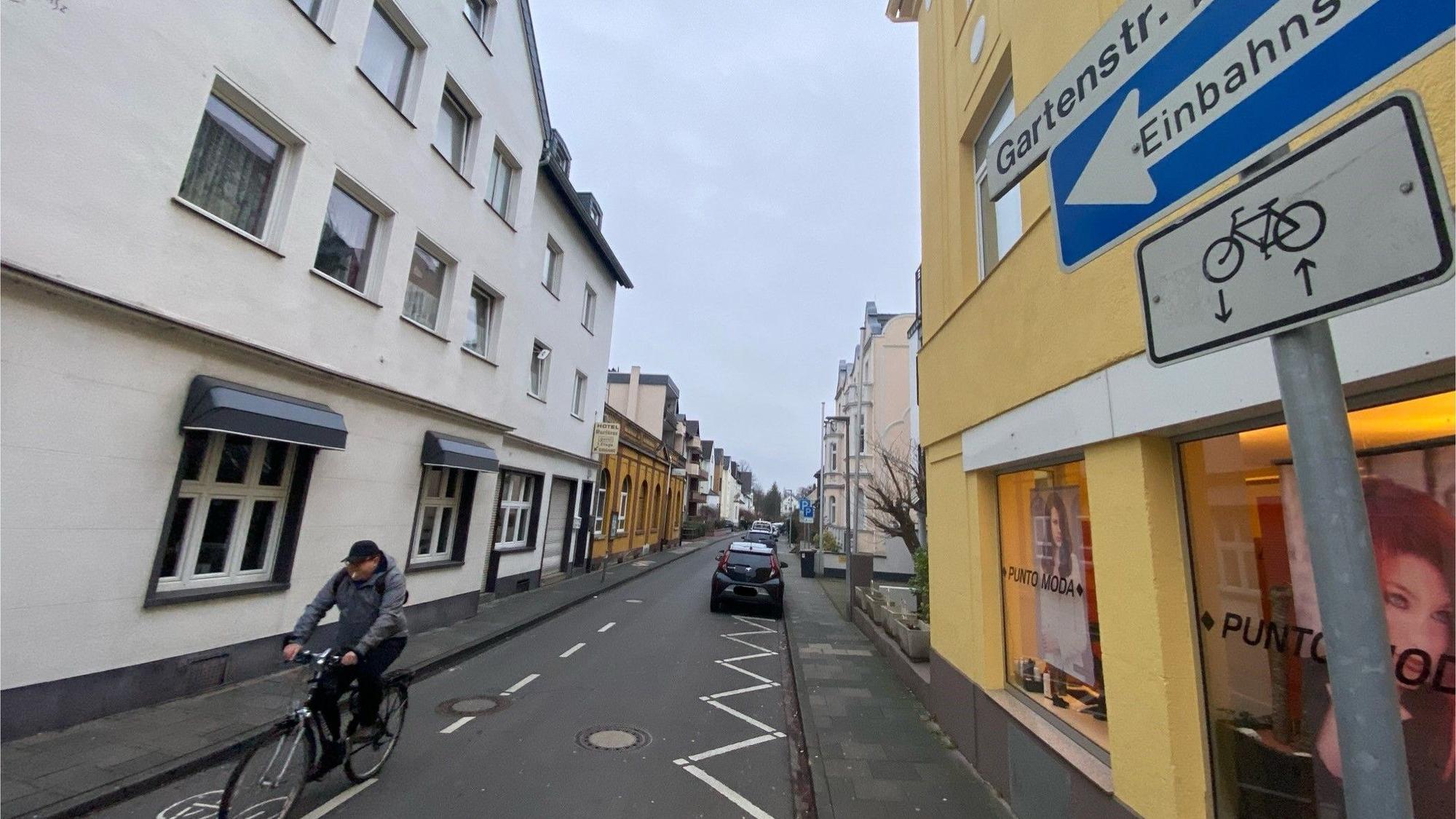 Zu sehen ist die Gartenstraße, auf der ein Radfahrer fährt.