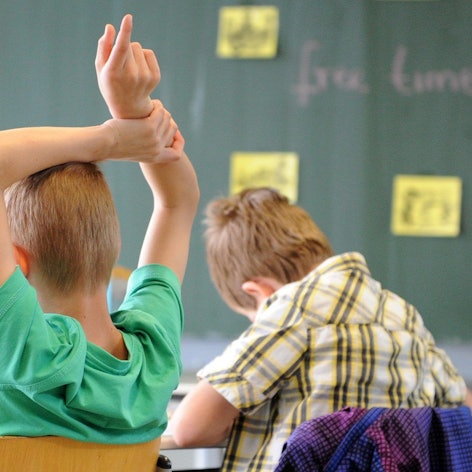 Schüler sitzen in einer Schulklasse. Die Kultusministerkonferenz hat sich auf ein milliardenschweres Programm zur Förderung von Schulen in schwierigen, sozialen Lagen geeinigt. (Symbolbild)