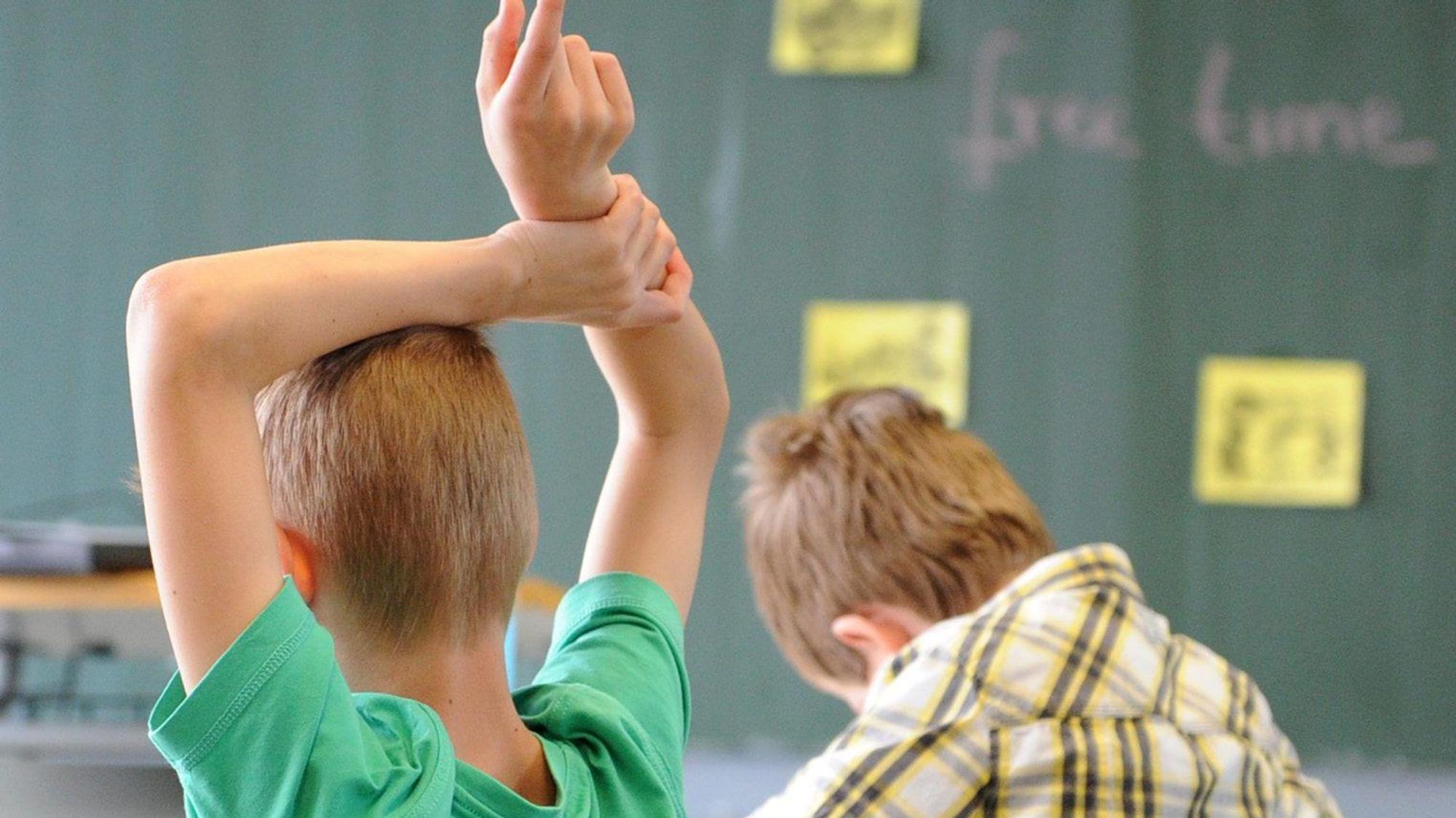 Schüler sitzen in einer Schulklasse. Die Kultusministerkonferenz hat sich auf ein milliardenschweres Programm zur Förderung von Schulen in schwierigen, sozialen Lagen geeinigt. (Symbolbild)
