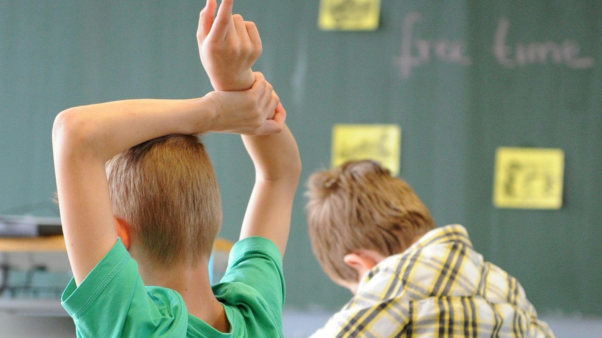 Schüler sitzen in einer Schulklasse. Die Kultusministerkonferenz hat sich auf ein milliardenschweres Programm zur Förderung von Schulen in schwierigen, sozialen Lagen geeinigt. (Symbolbild)