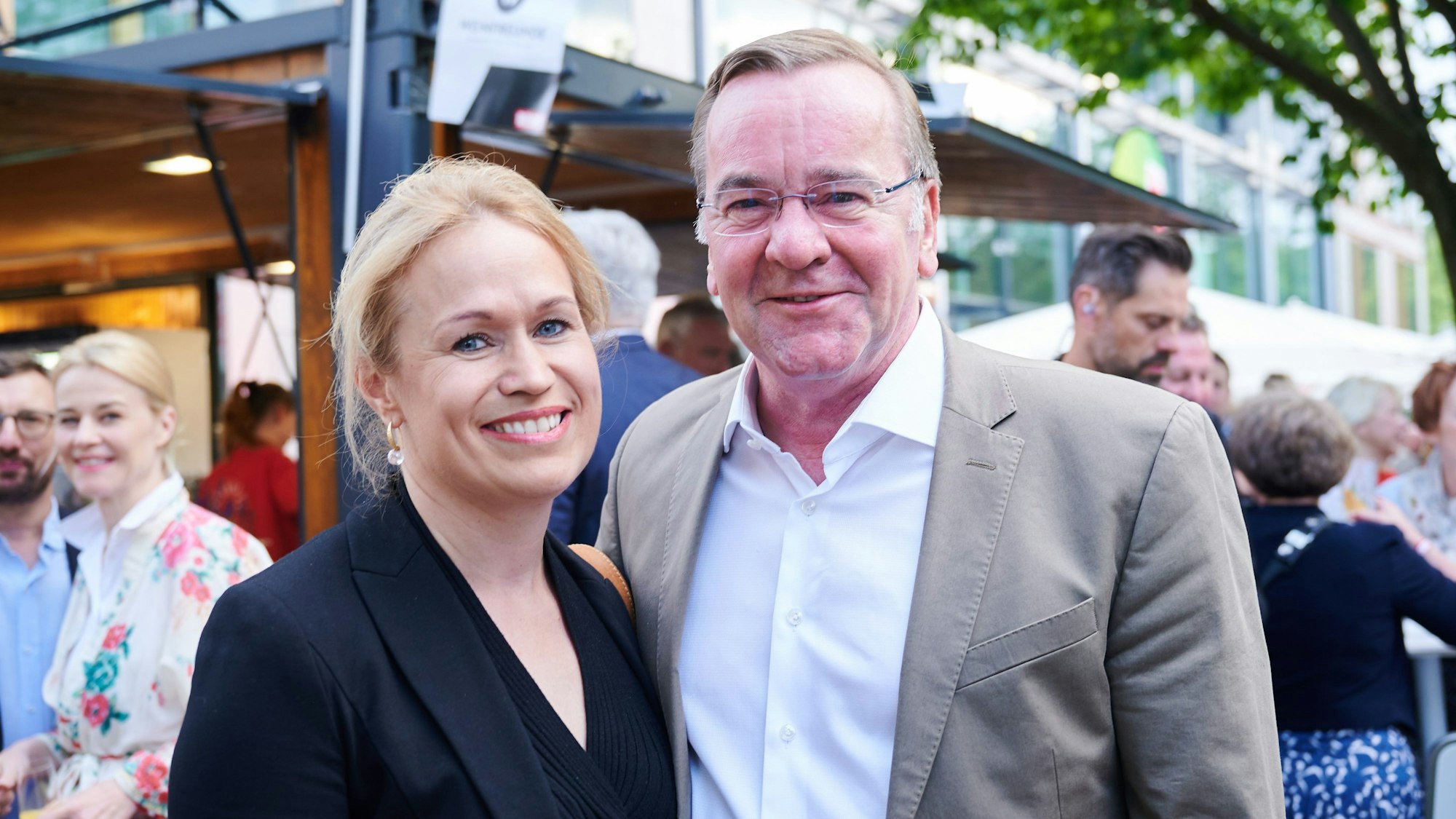 Boris Pistorius (SPD), Bundesminister der Verteidigung, kommt mit seiner Partnerin Julia Schwanholz zum Sommerfest der niedersächsischen Landesregierung.