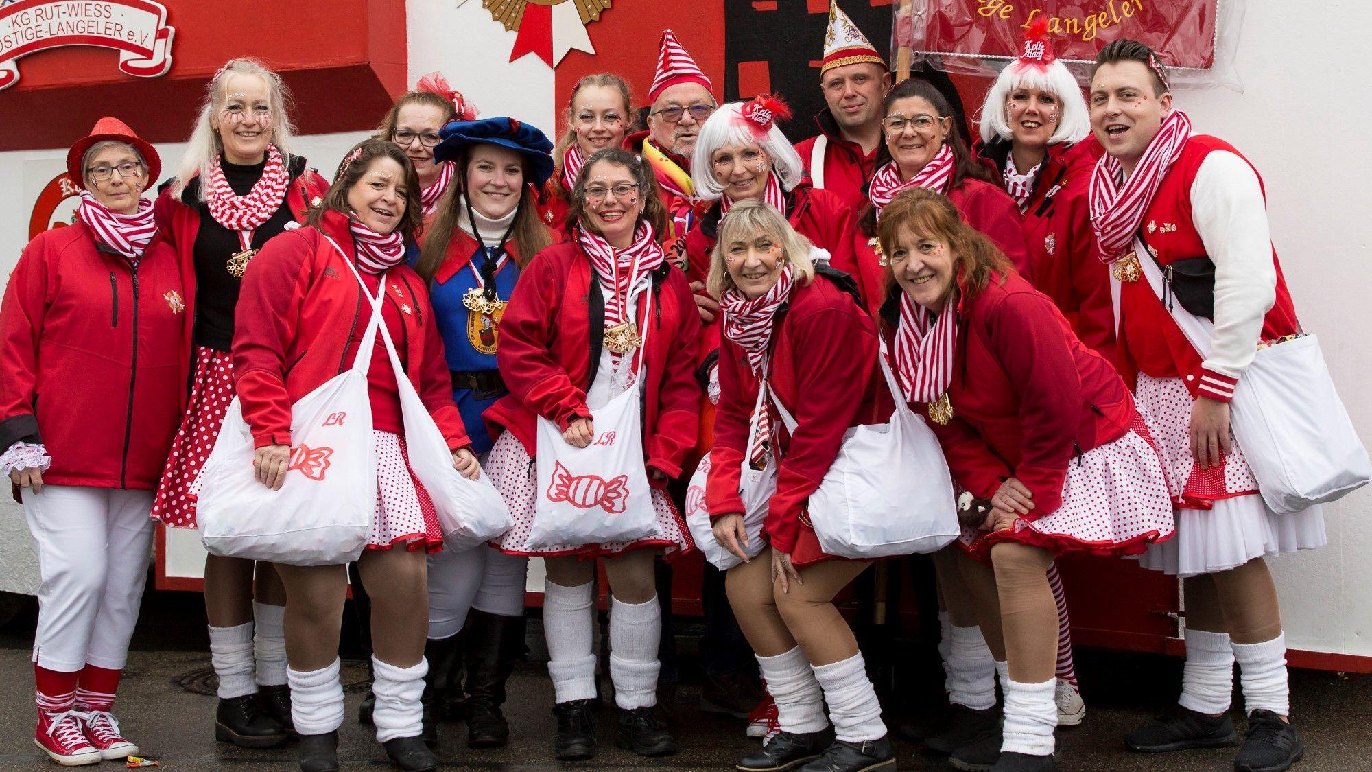Kostümierte Jecke beim Veedelszug in Köln Porz-Langel.