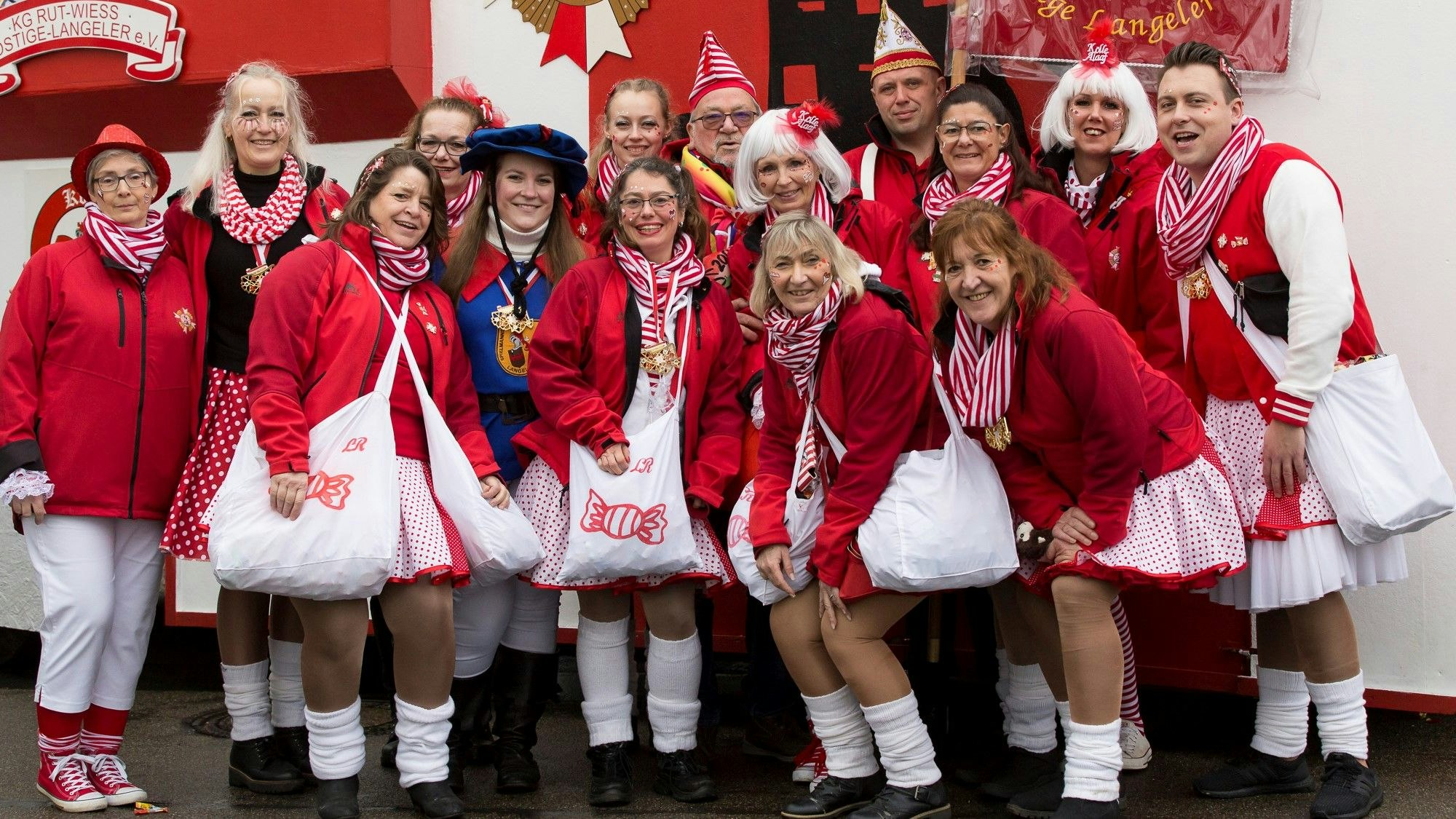 Kostümierte Jecke beim Veedelszug in Köln Porz-Langel.