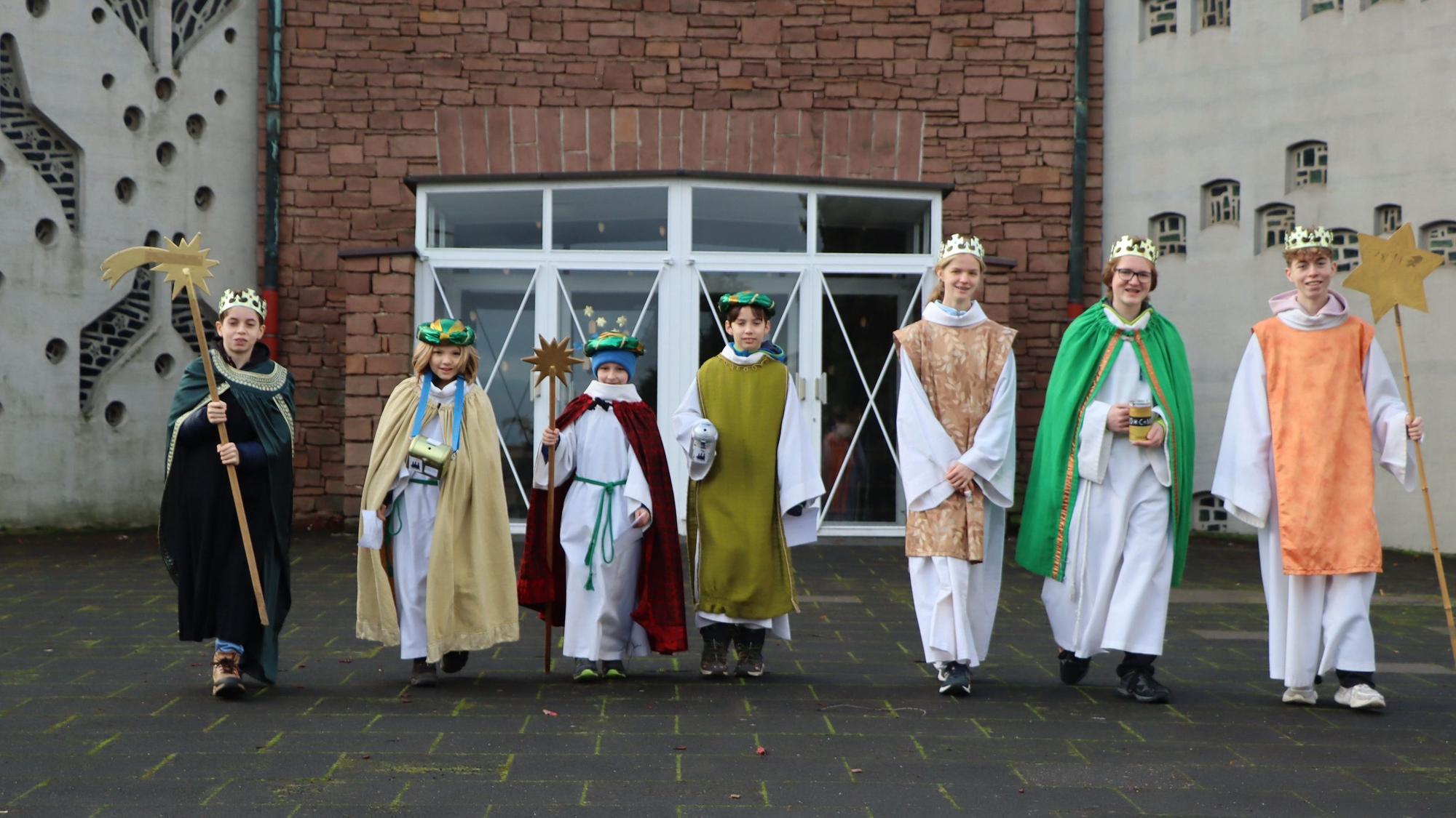 Auf dem Foto ist eine Gruppe Sternsinger zu sehen.