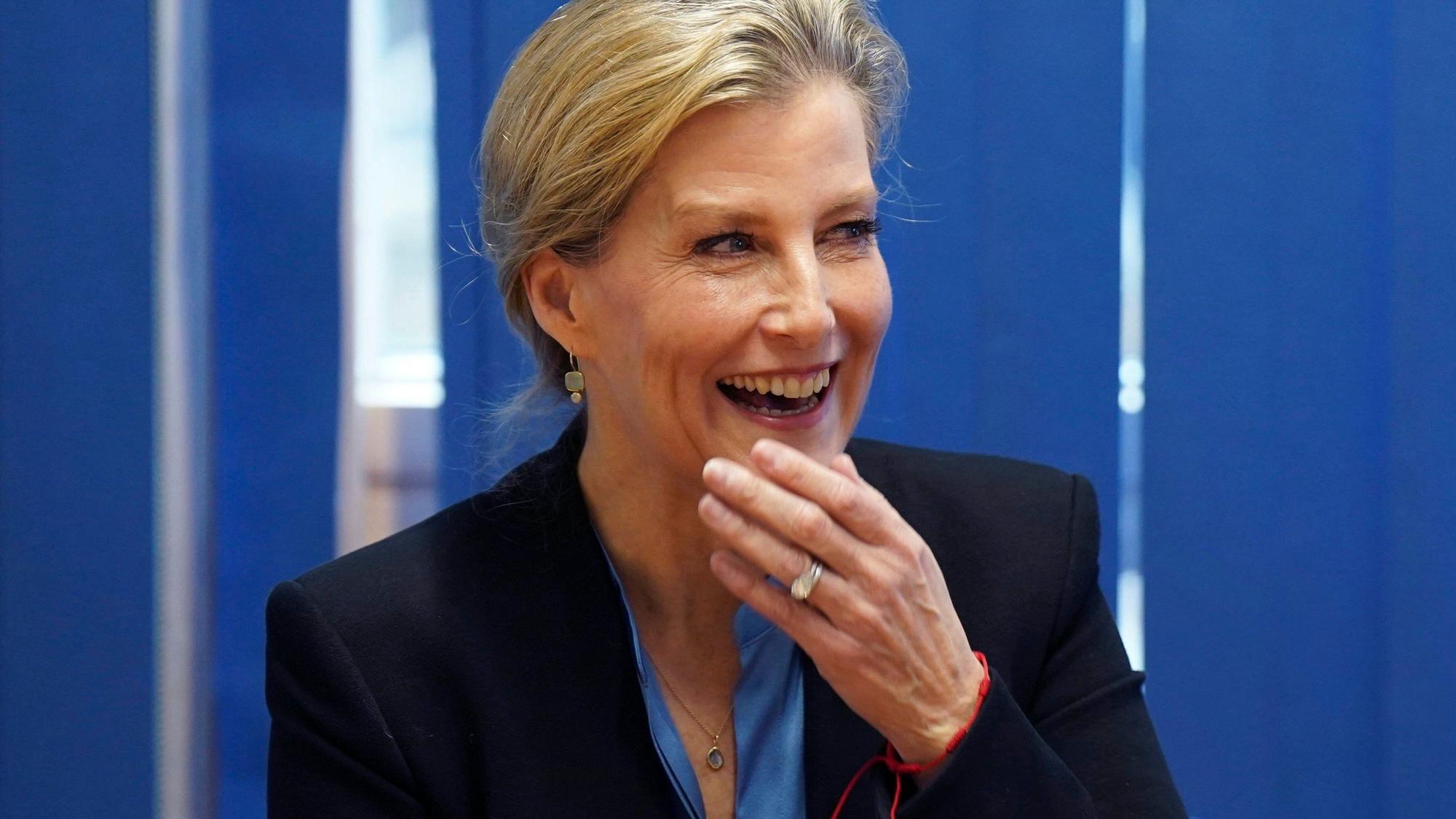 Die britische Herzogin Sophie von Edinburgh lacht beim Besuch eines Workshops über Menstruationsgesundheit an der Harris Girls Academy in East Dulwich im Südosten Londons.