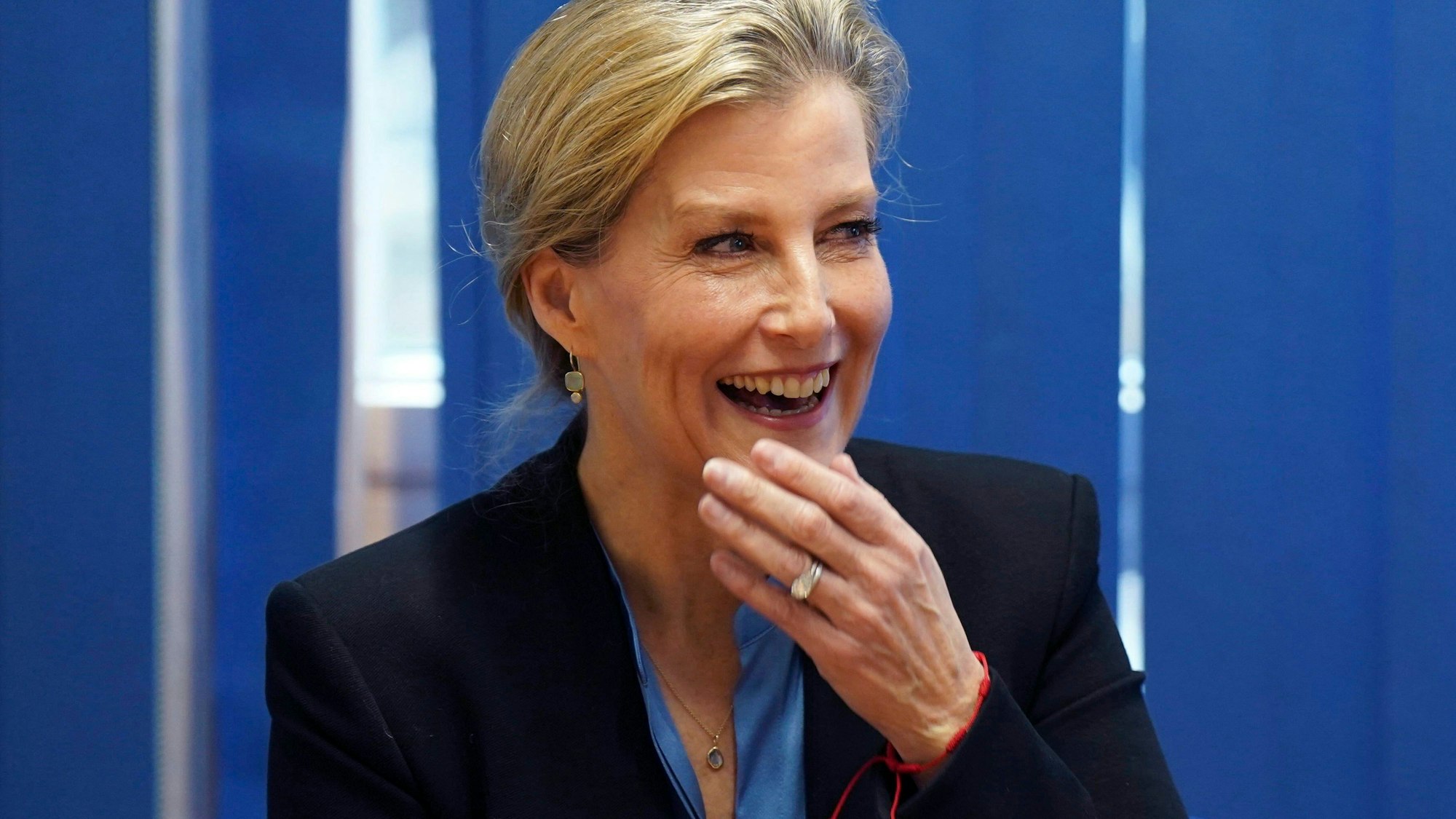 Die britische Herzogin Sophie von Edinburgh lacht beim Besuch eines Workshops über Menstruationsgesundheit an der Harris Girls Academy in East Dulwich im Südosten Londons.