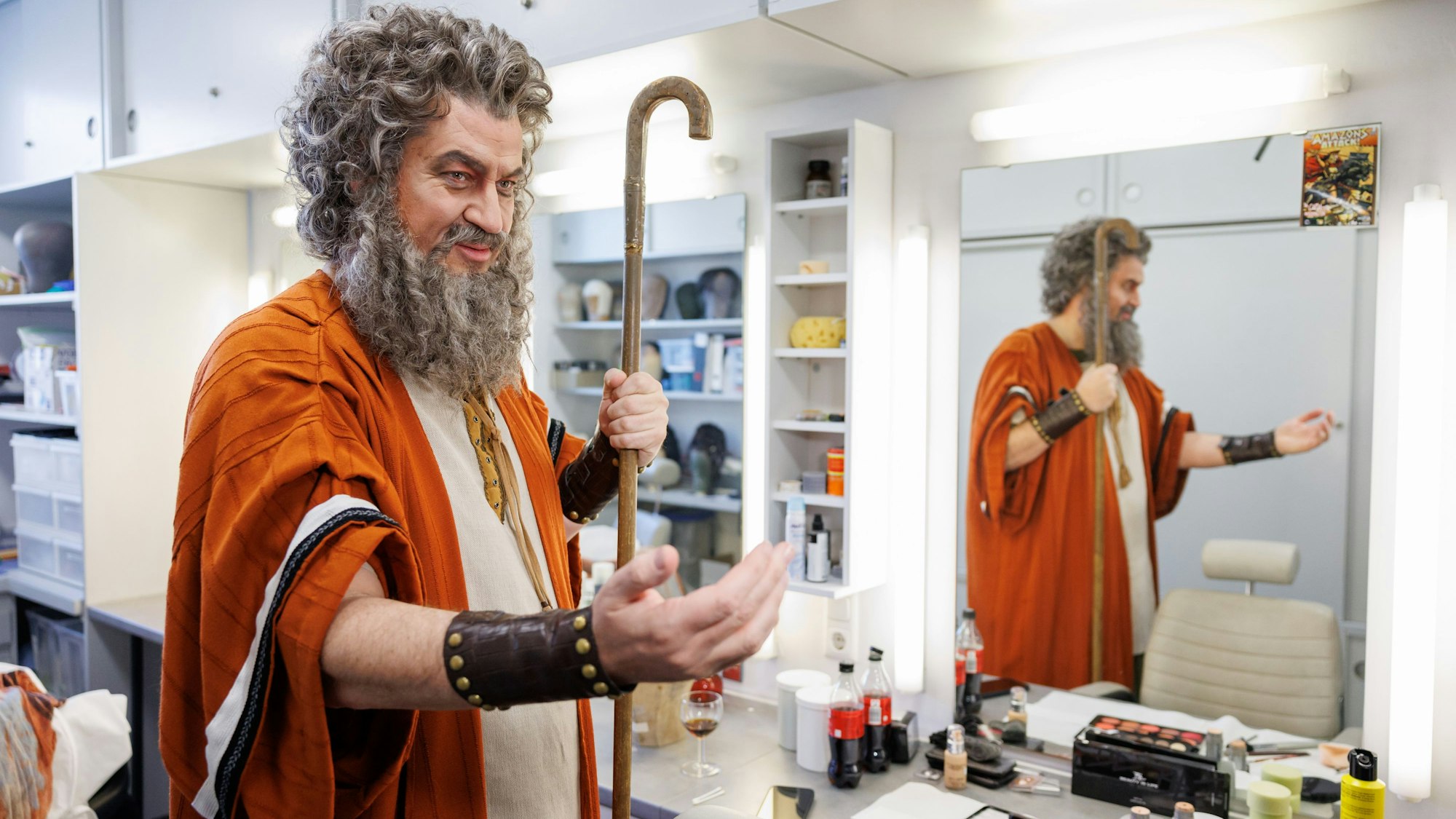 Franken-Fastnacht 2023: Markus Söder (CSU) präsentiert sich als „Stammesältester, der Bayern sicher durch die Krise führt“.