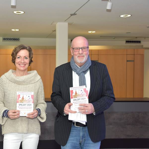Das Jahresprogramm des Vereins „Große Musik für kleine Ohren“ für Kinder mit 21 Konzerten stellten Claudia Große, Eckhard Radmacher (l.) und Kreis-Kulturchef Engelbert Schmitz vor.